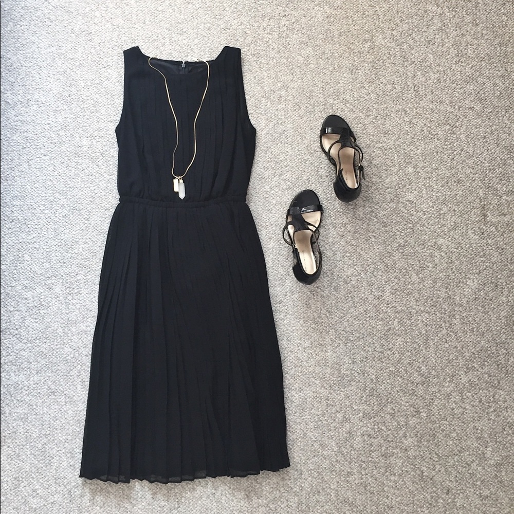 XS Banana Republic Monogram Accordion Pleat Dress